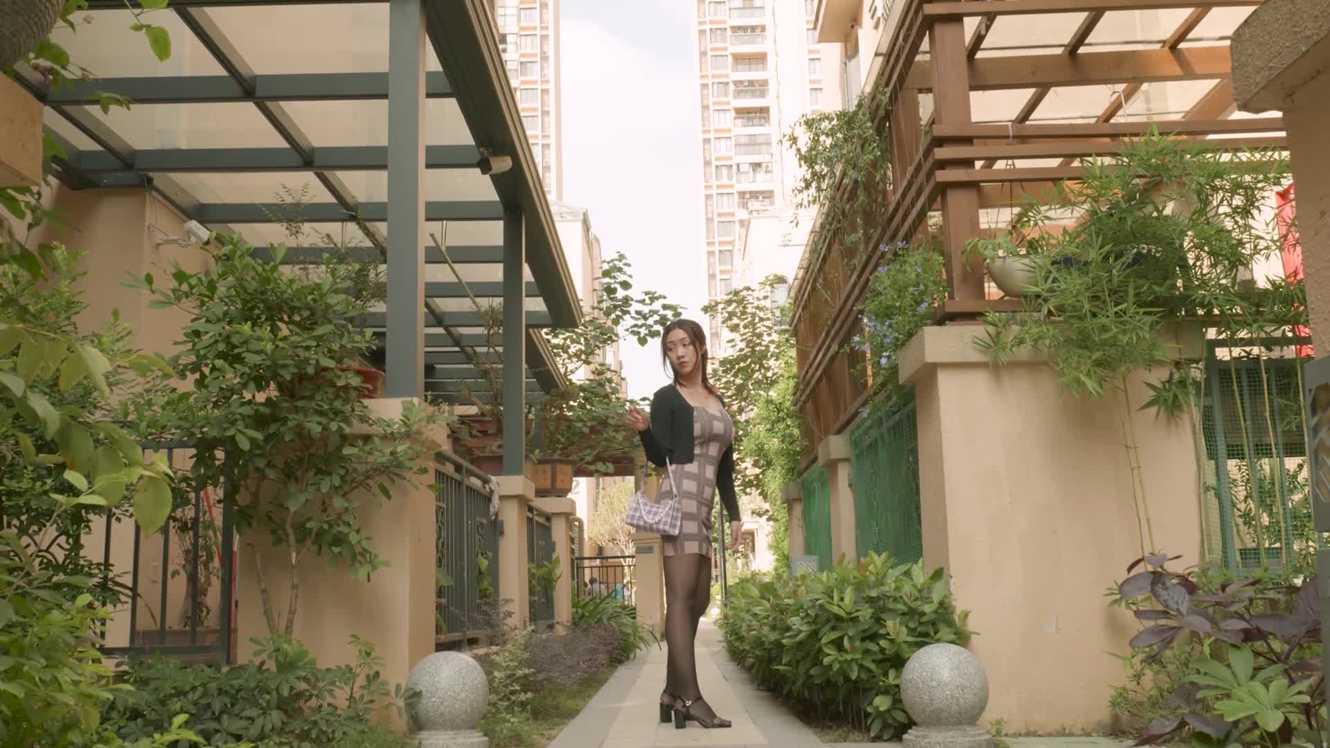 Ligui丽柜_HD视频_2020.10.23_在名媛群拼了条丝袜来扫街_星雨_1V_341MB - aifuli.cc-aifuli.cc