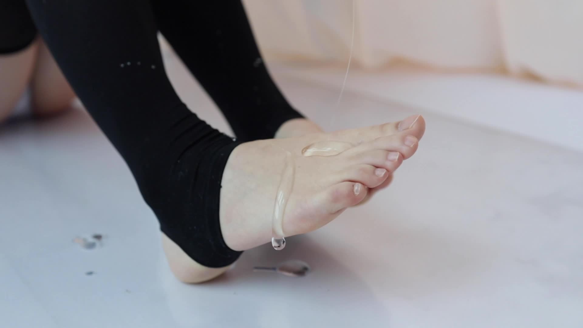 森萝财团写真_X_058_白色死库水8D油亮黑丝_119P1V_2.27GB-aifuli.cc