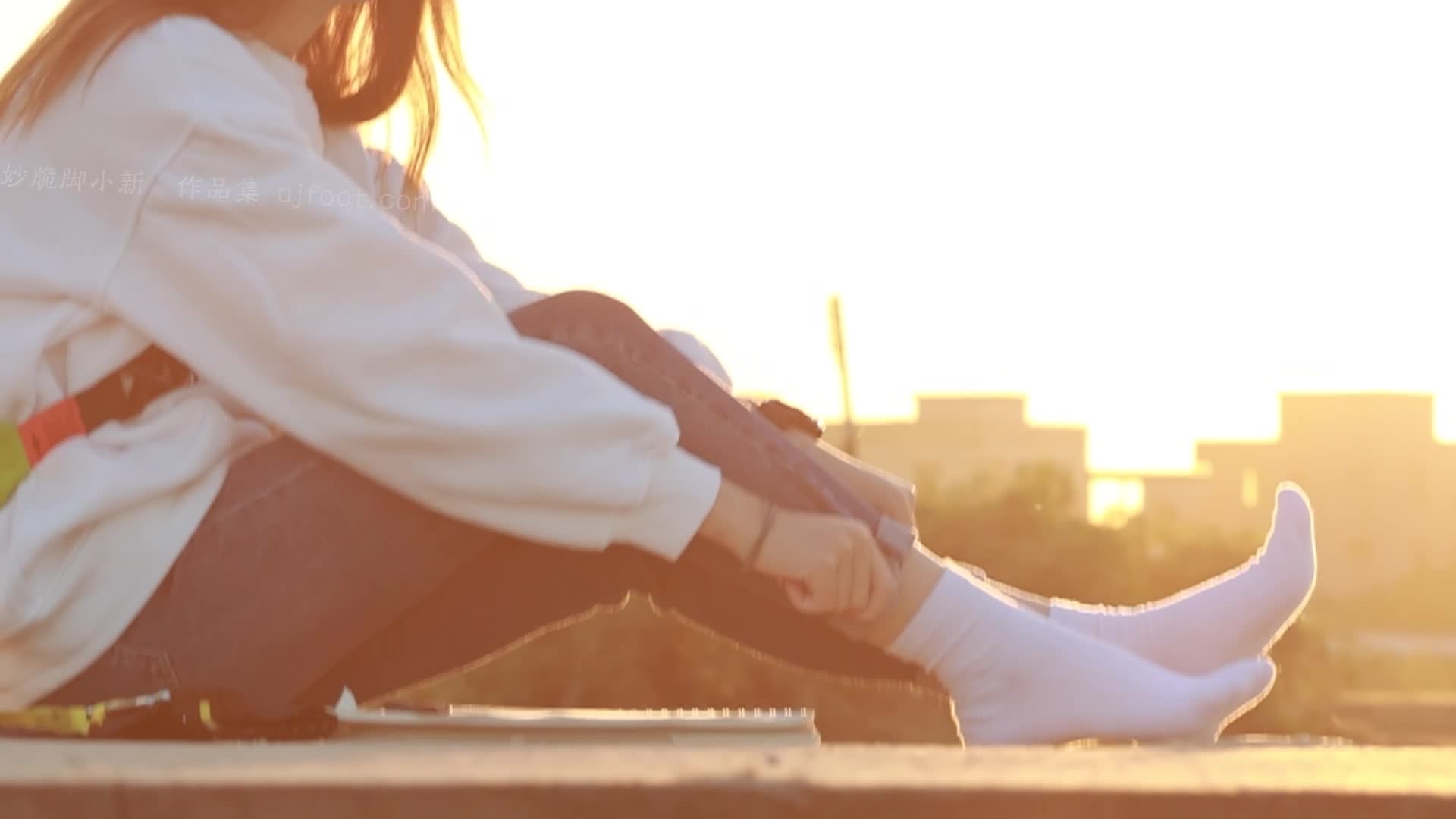 见新摄影_NO.027_追赶落日余晖的逆光少女_133P1V_948.7M-aifuli.cc