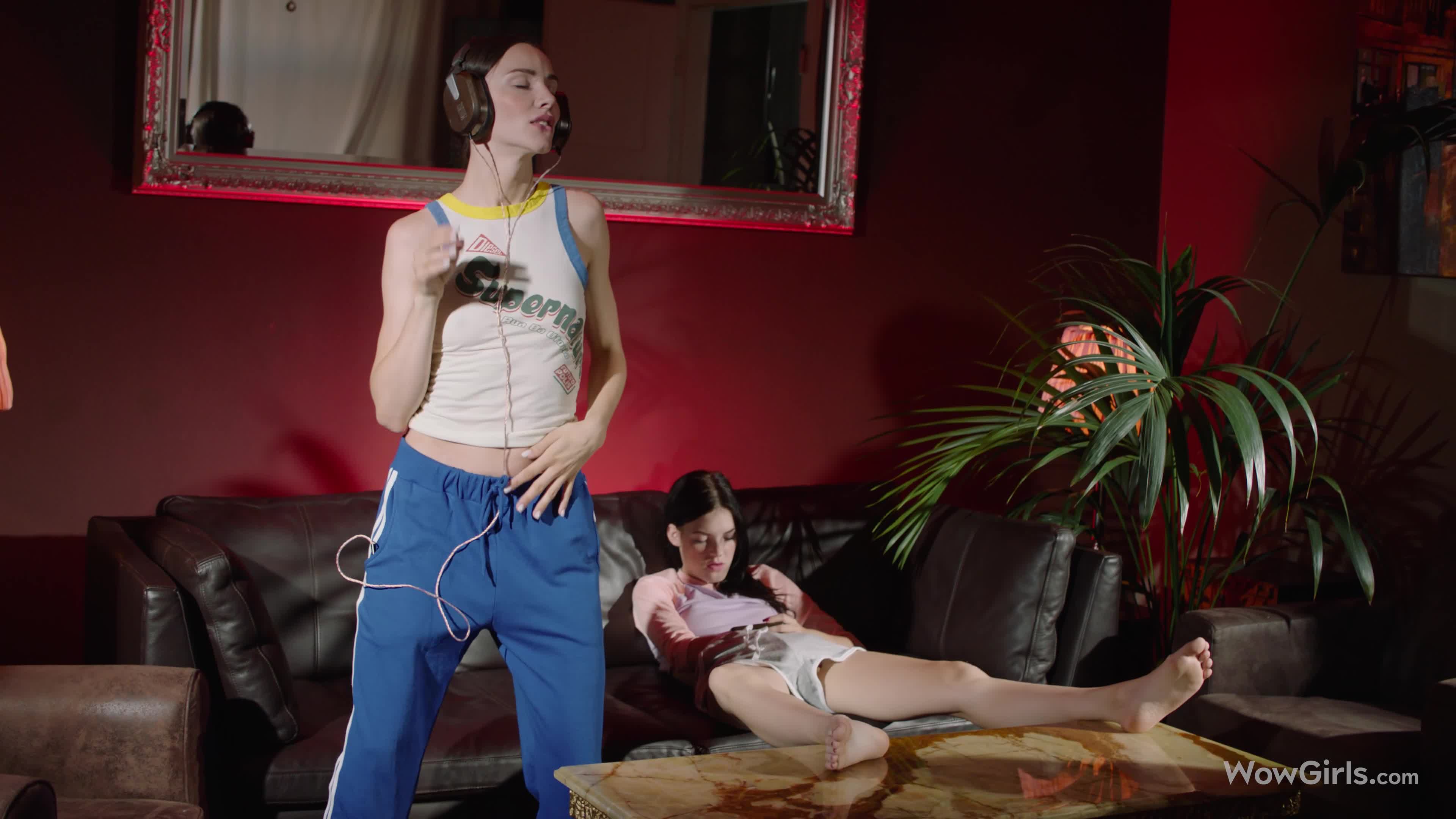 AdelMorel_AnieDarling_PlayingLesbians_3840x2160_60fps - aifuli.cc-aifuli.cc