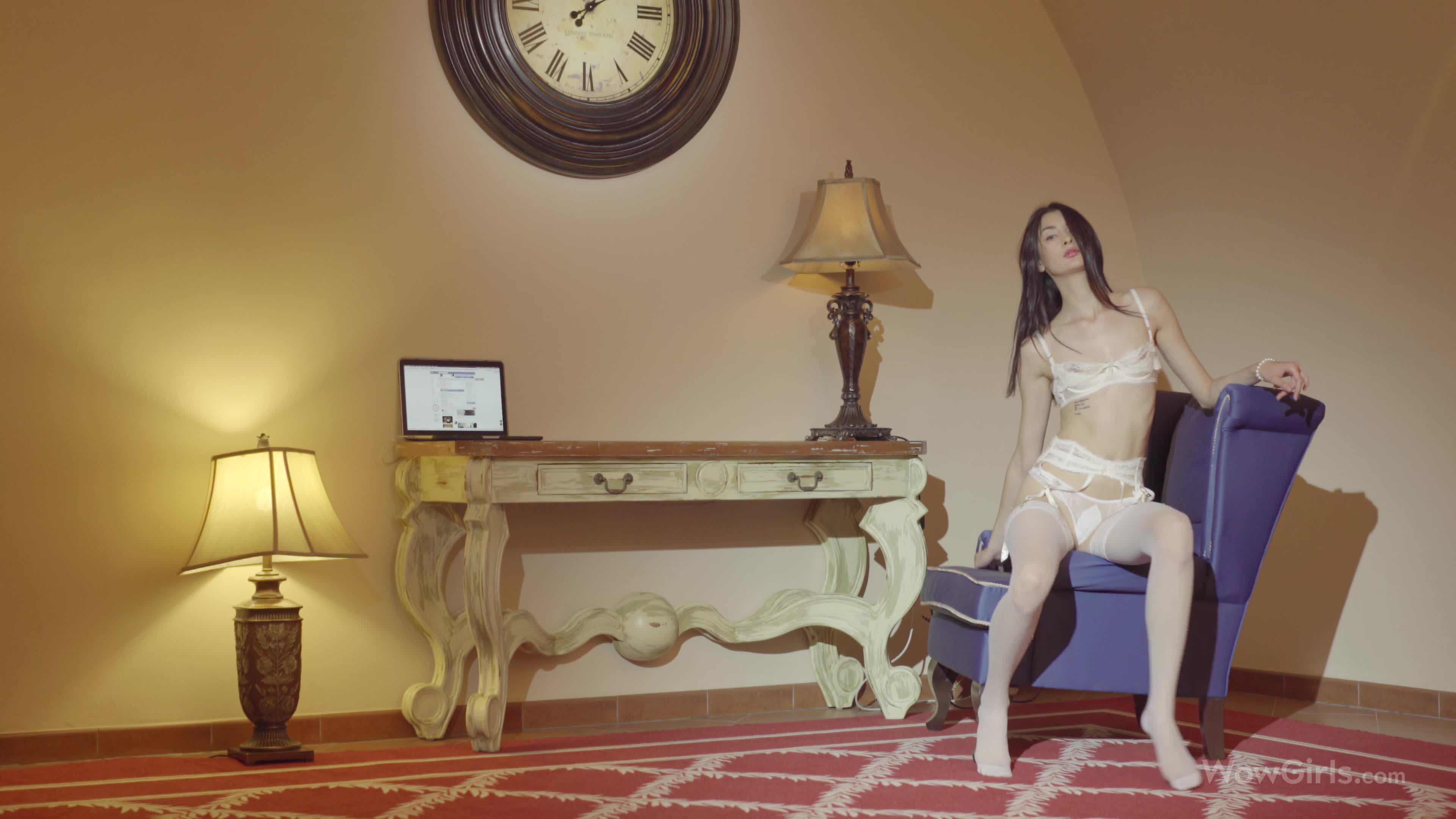 AnnaJolie_CherchezLaFemme_3840x2160_30fps - aifuli.cc-aifuli.cc