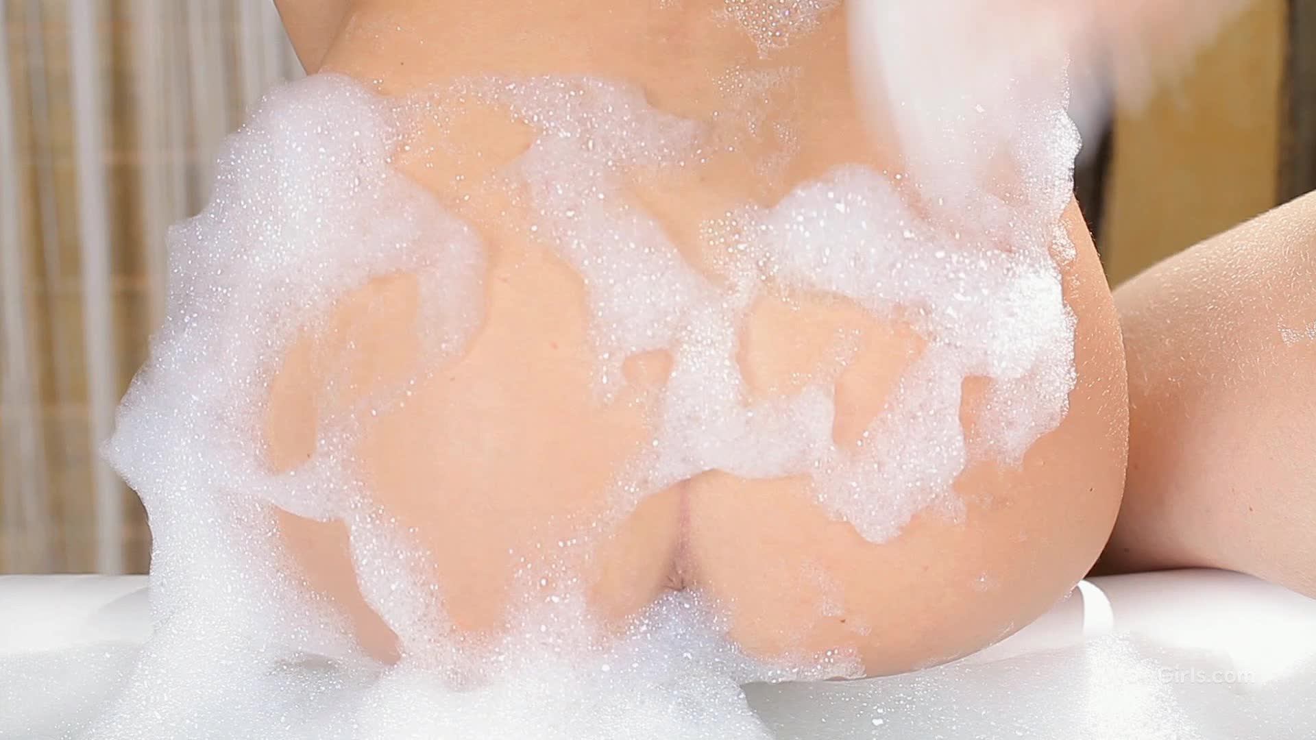 Guerlain_Madonna_FoamParty_1920x1080_30fps - aifuli.cc-aifuli.cc